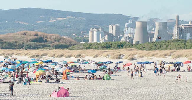 La spiaggia di Rosignano con la fabbrica Solvay