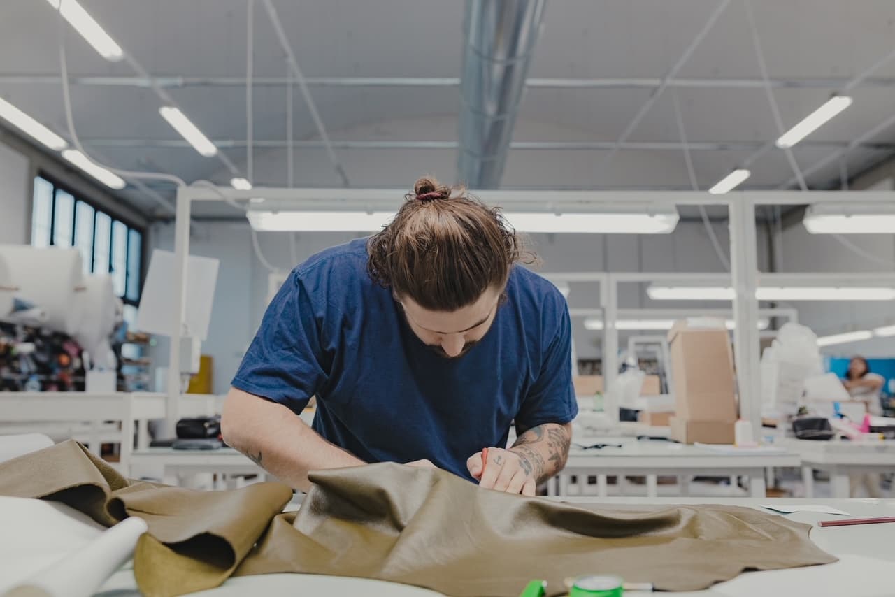Un addetto al lavoro alla pelletteria Gab di Campi Bisenzio, parte di Holding Moda