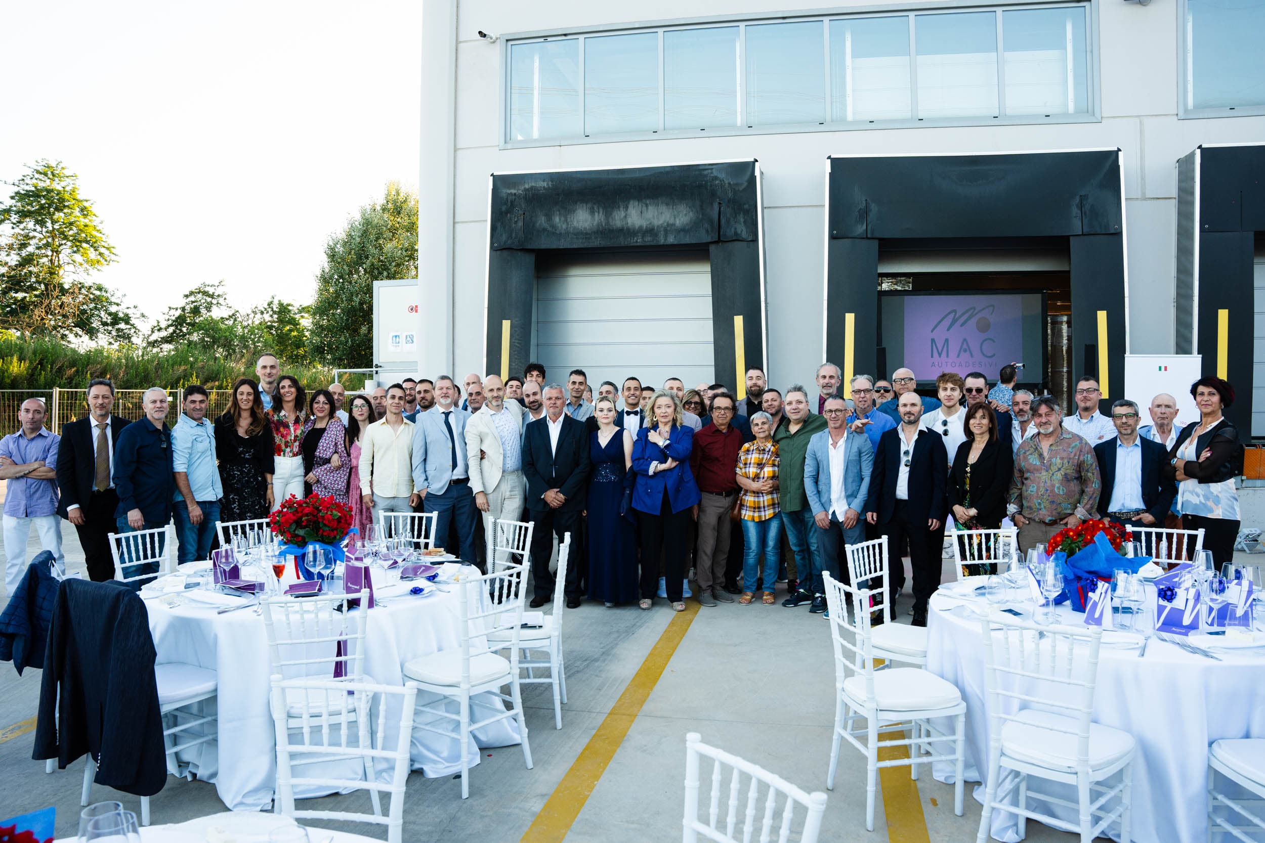I dipendenti di Mac Autoadesivi alla serata evento per i 30 anni dell'impresa.