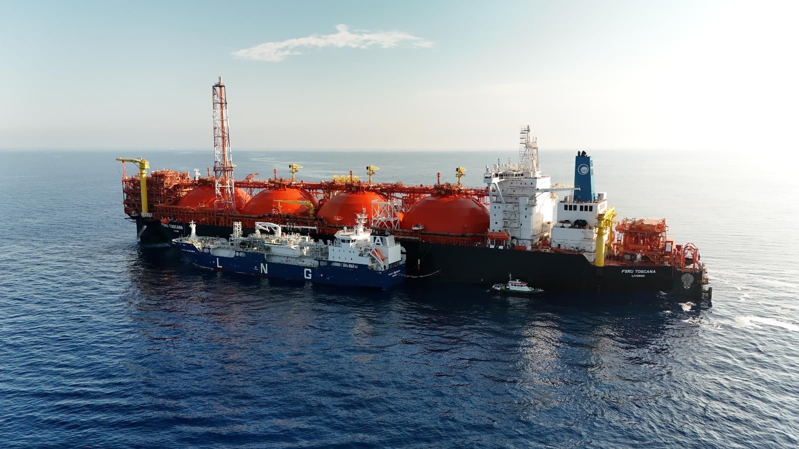 Le operazioni di test per caricare e scaricare gas naturale liquefatto dalla bettolina al rigassificatore offshore