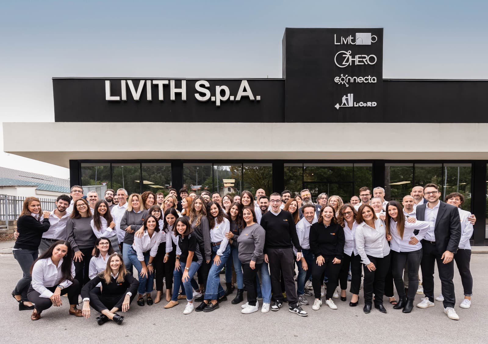 Il team Livith davanti alla sede di Martignana, Montespertoli (Firenze).
