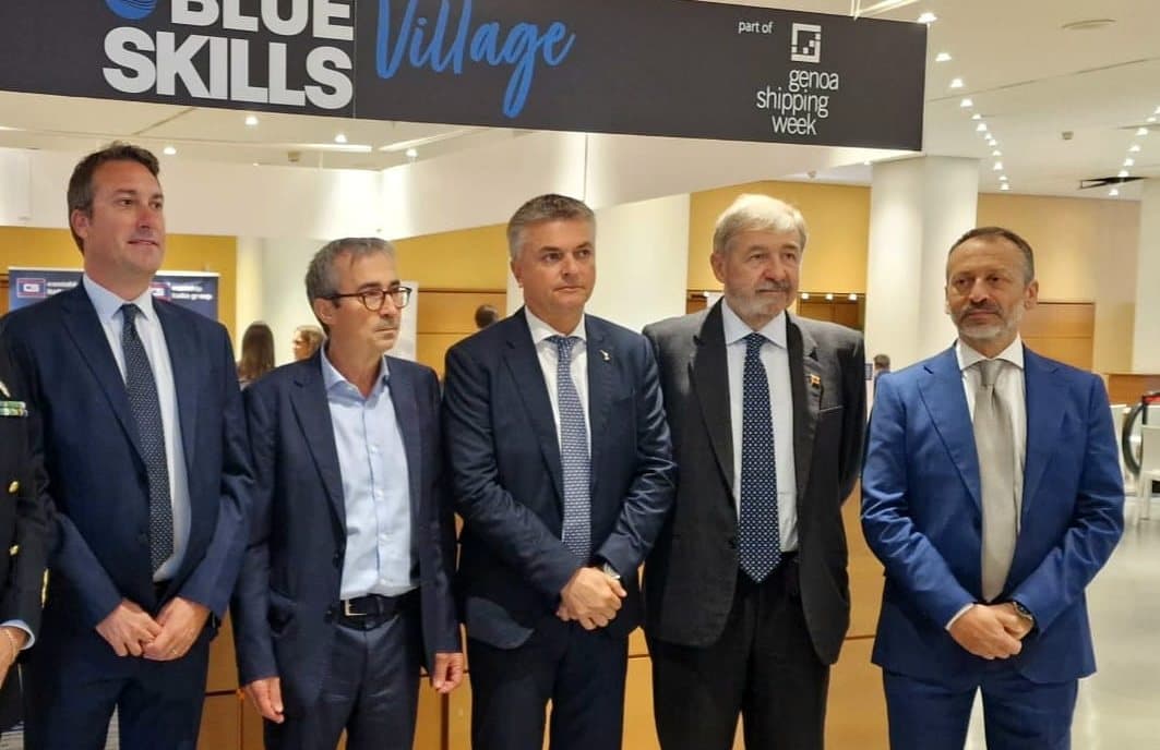 Edoardo Rixi, viceministro delle Infrastrutture, al centro nella foto