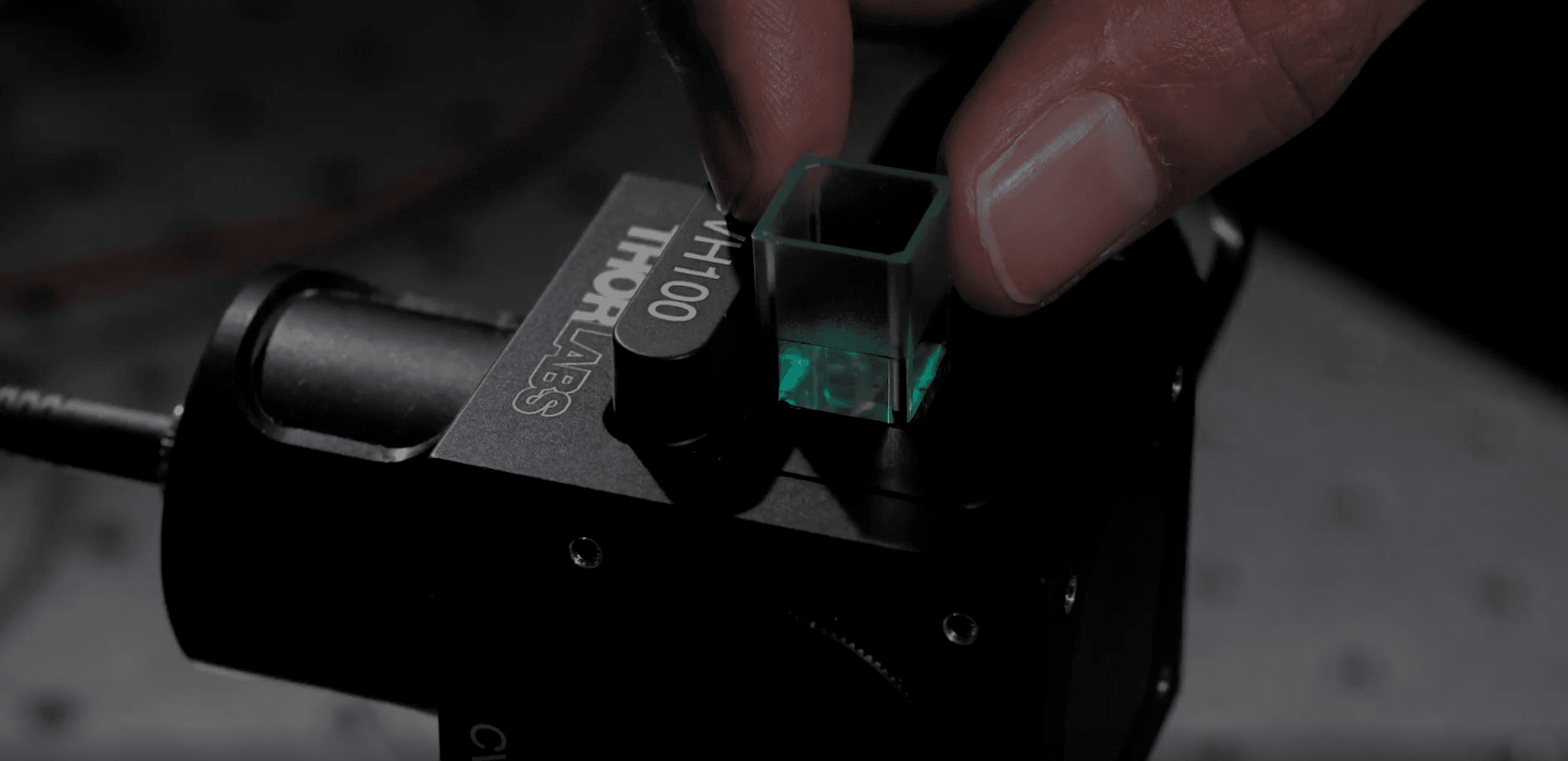 Un dettaglio del prototipo del dispositivo U-SCREEN in azione, mentre un campione di nano-farmaco viene posizionato per l'analisi.