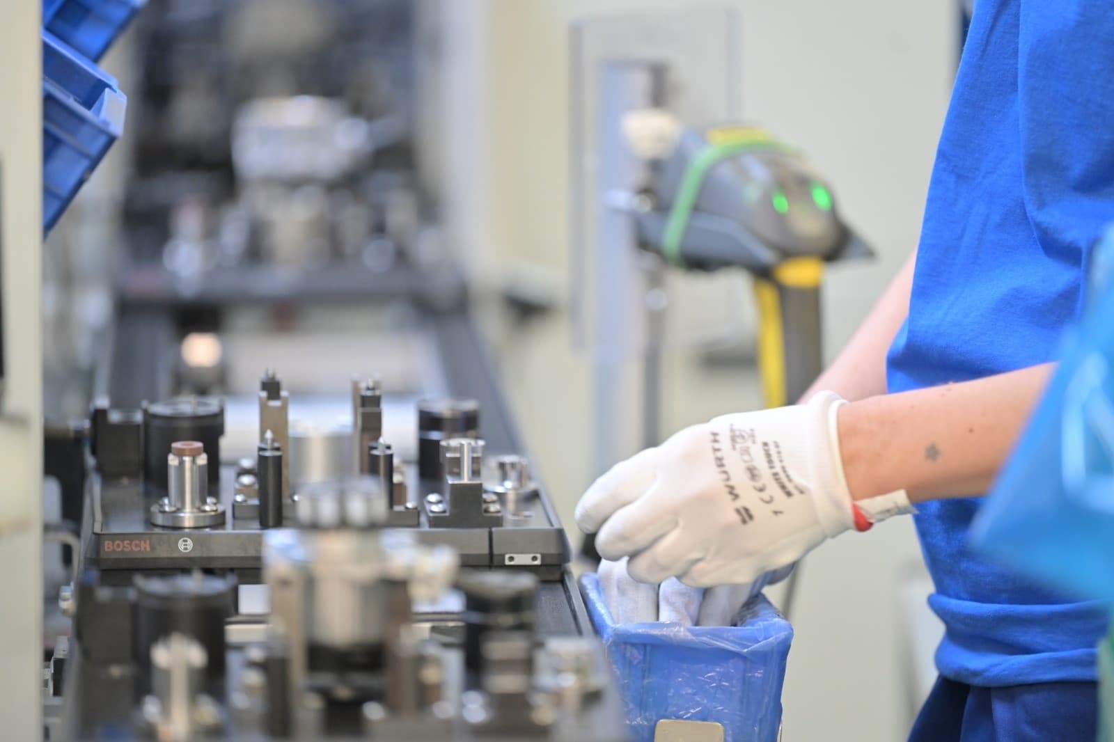 Una fase di lavorazione in uno stabilimento dell'automotive toscano