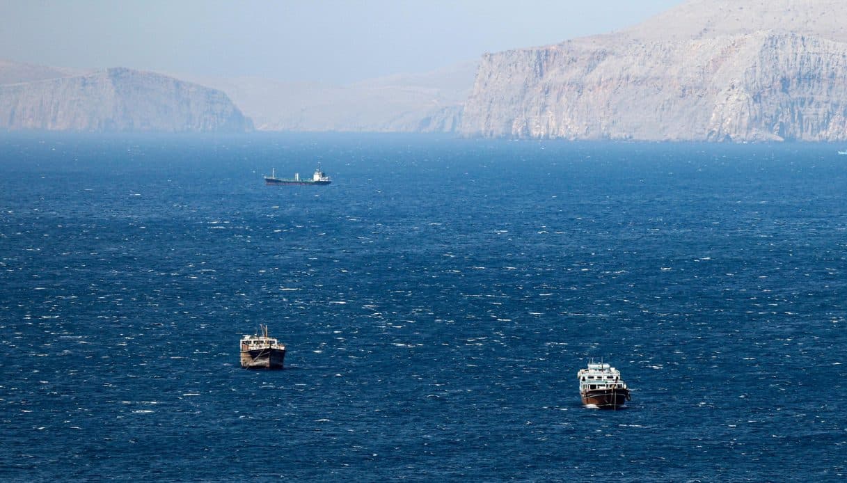 Lo Stretto di Hormuz, passaggio obbligato del 20% del petrolio mondiale