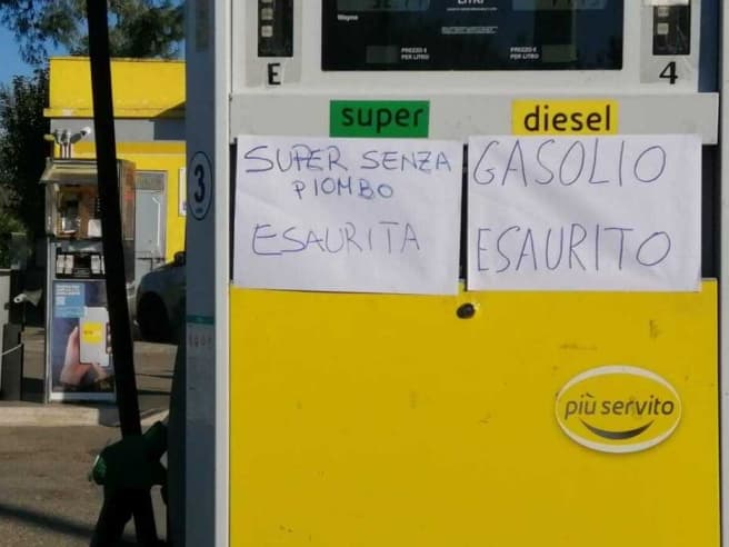 Cartelli che indicano che il carburante è esaurito