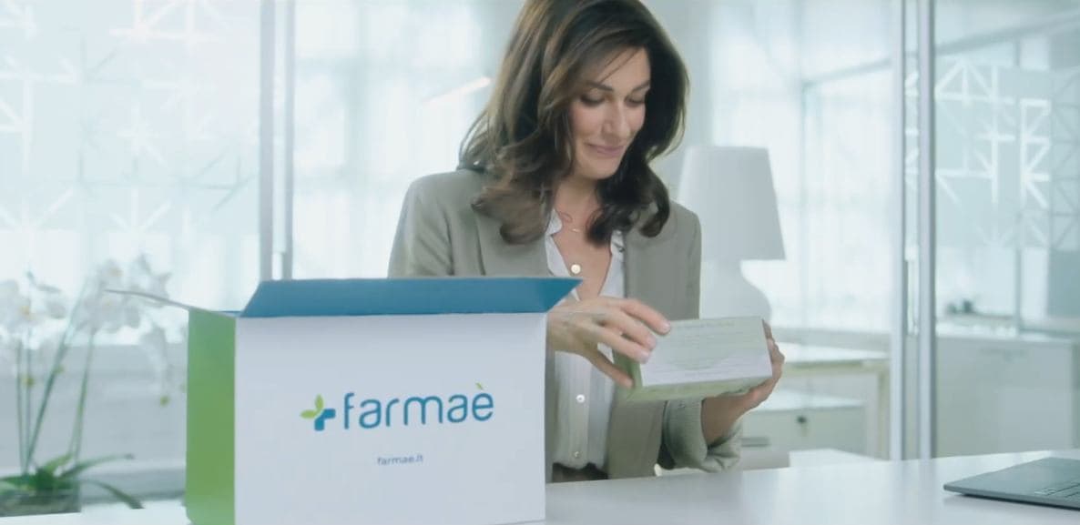 Un fotogramma dello spot televisivo "Farmaè, l'accento è su di te" (2021)