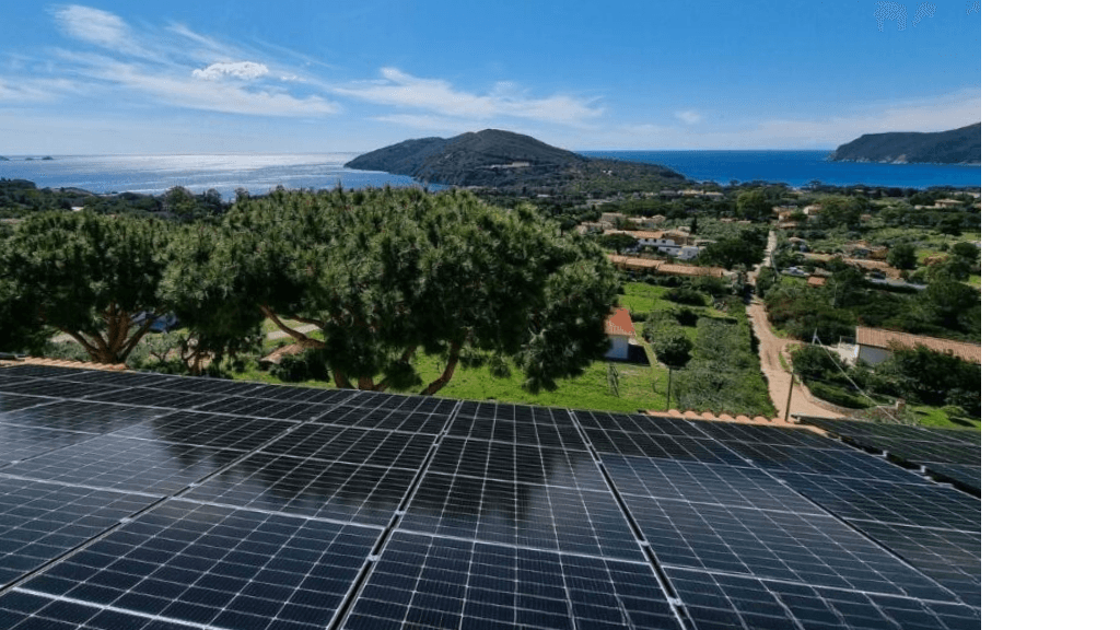 Pannelli installati sopra una copertura all'isola d'Elba