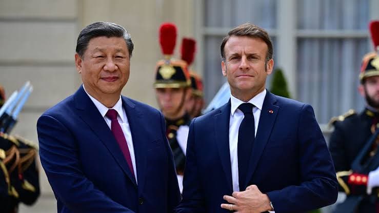Il presidente cinese Xi Jinping con Emmanuel Macron