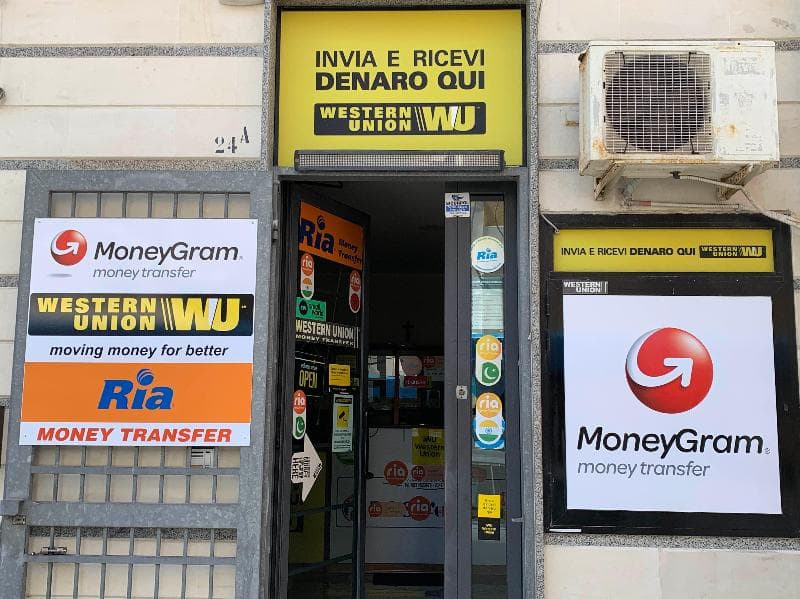 Un "money transfer", il canale più usato per trasferire i soldi ai familiari nella madrepatria