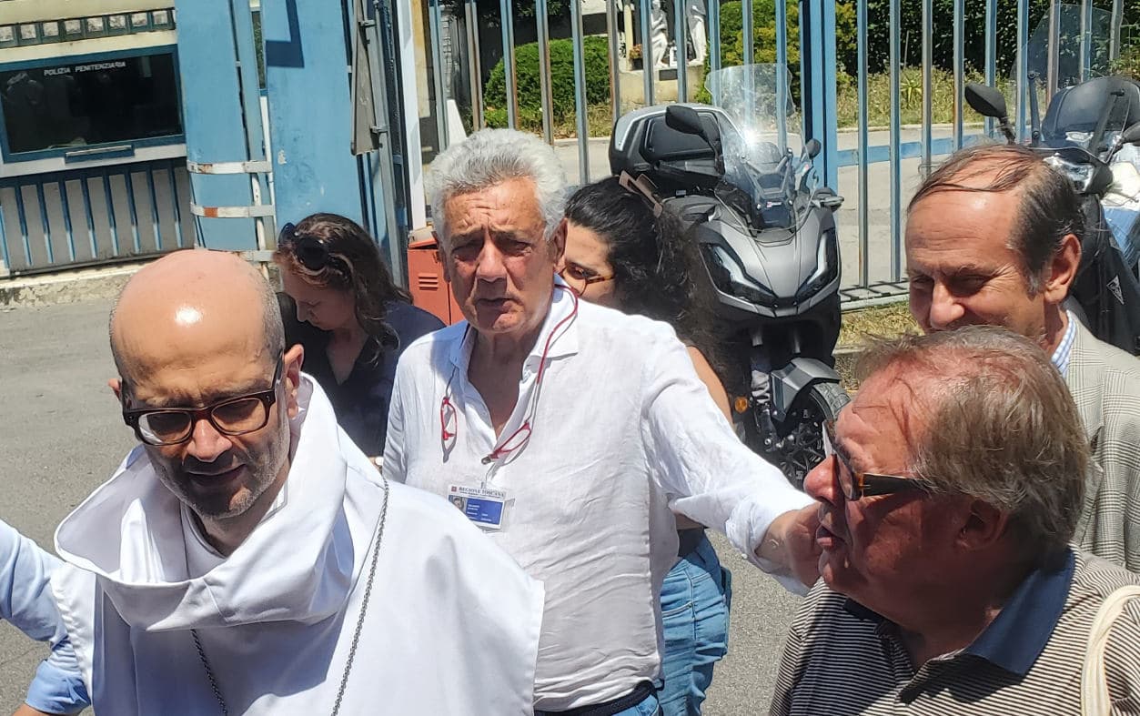Al centro della foto Giuseppe Fanfani, garante per i diritti dei detenuti della Toscana