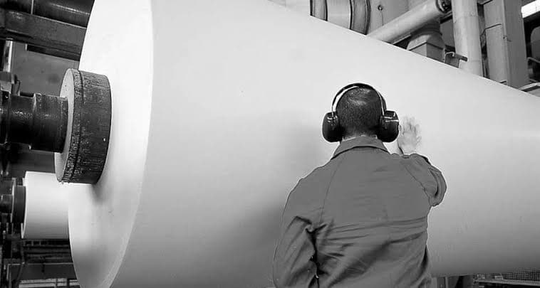 Un operaio al lavoro alla Lucart: l'industria cartaria è tra le più esposte agli choc energetici