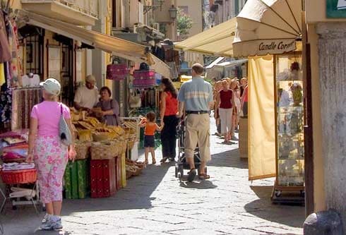 Un centro commerciale naturale in Toscana (foto tratta dal sito della Regione)