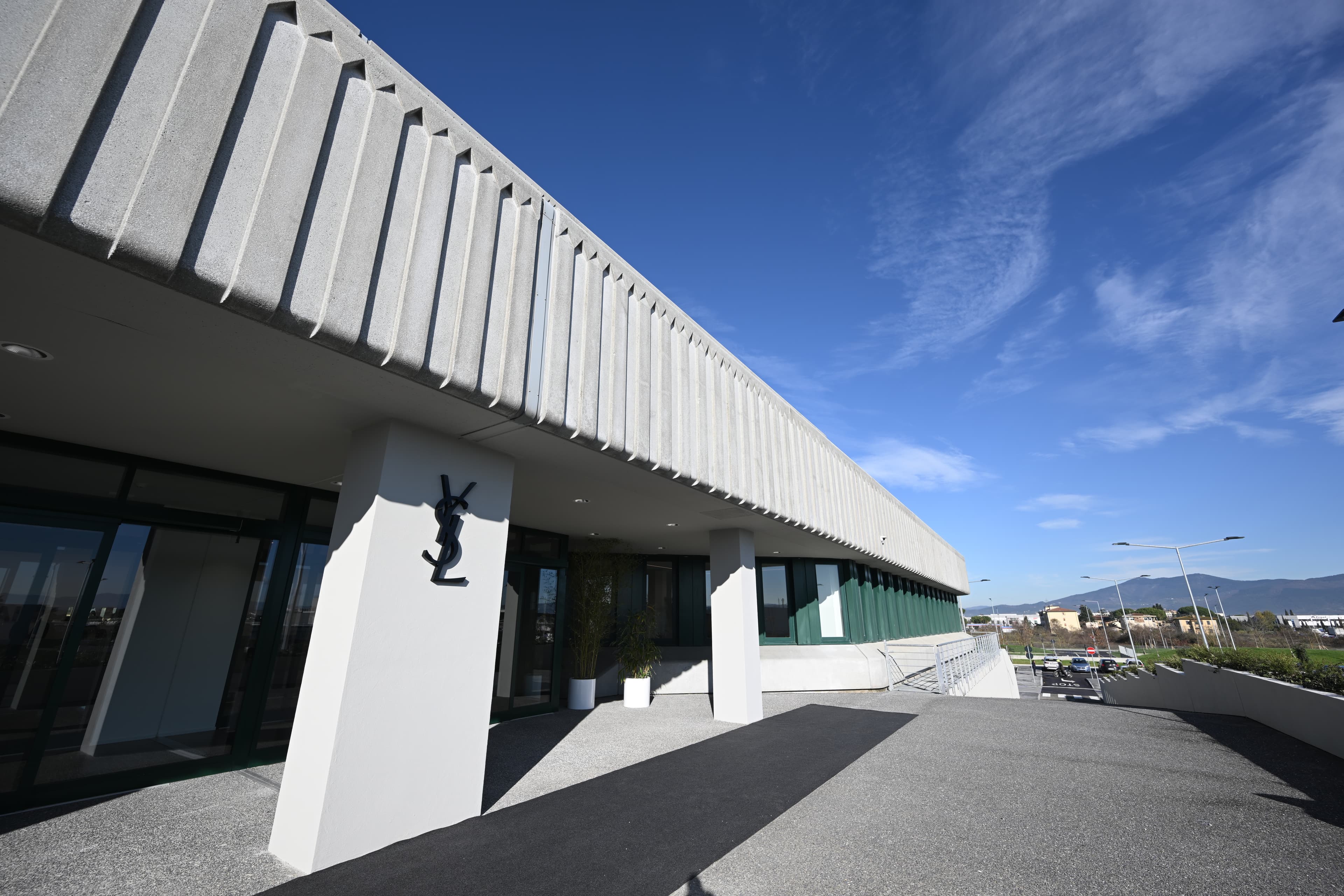 Il nuovo Atelier maroquinerie Saint Laurent a Scandicci (foto Paolo Lo Debole per Regione Toscana)