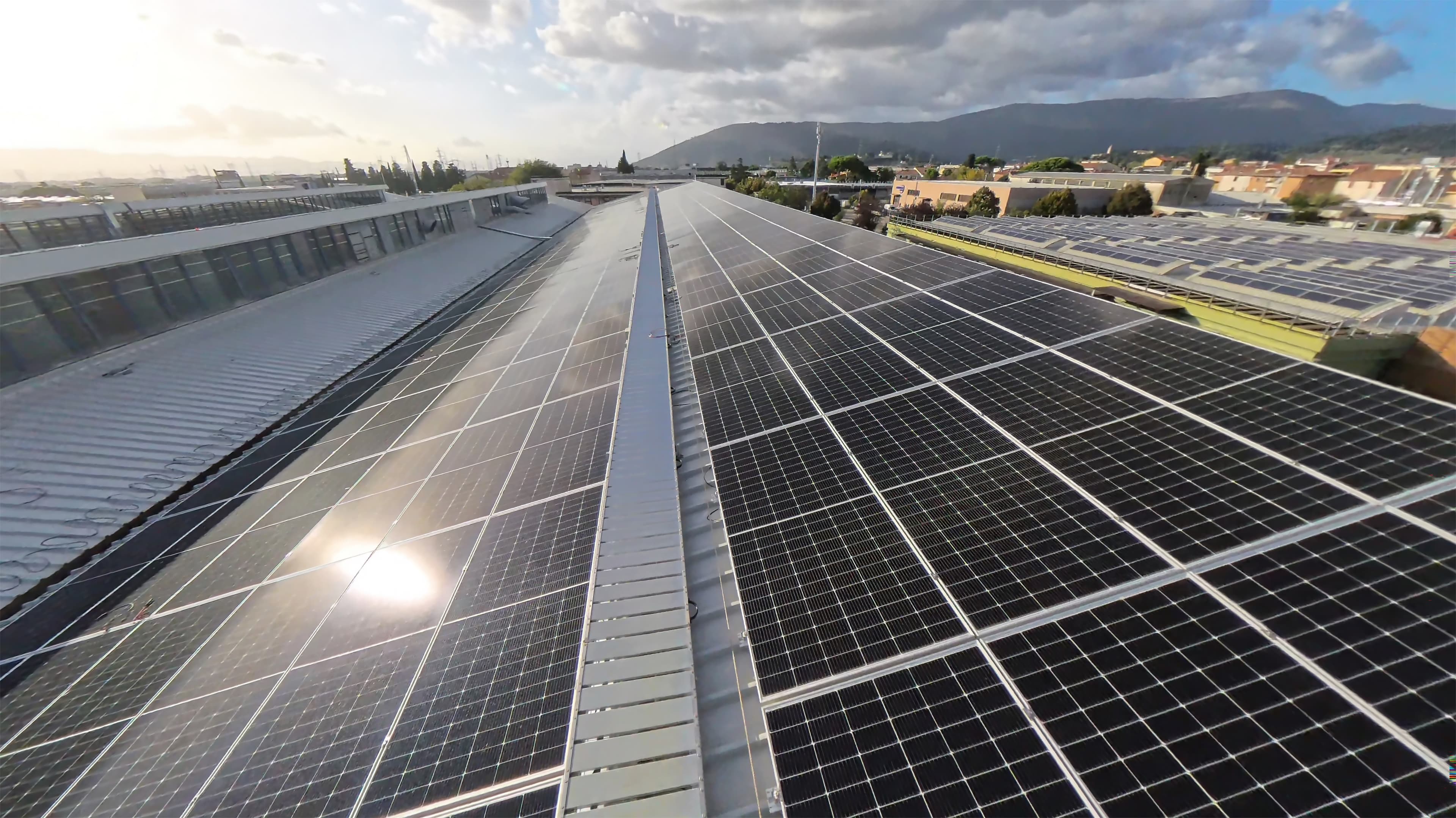 L'impianto fotovoltaico realizzato da Elgea sul tetto del CED di Autostrade per l'Italia a Calenzano.