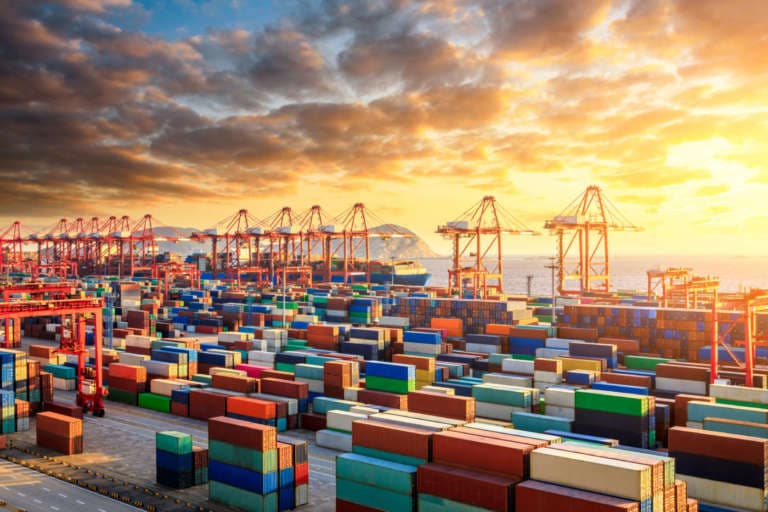 Il porto di shanghai, il più importante al mondo per il traffico container