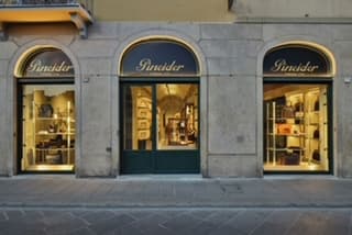 Il nuovo negozio Pineider sul lungarno degli Acciaiuoli a Firenze