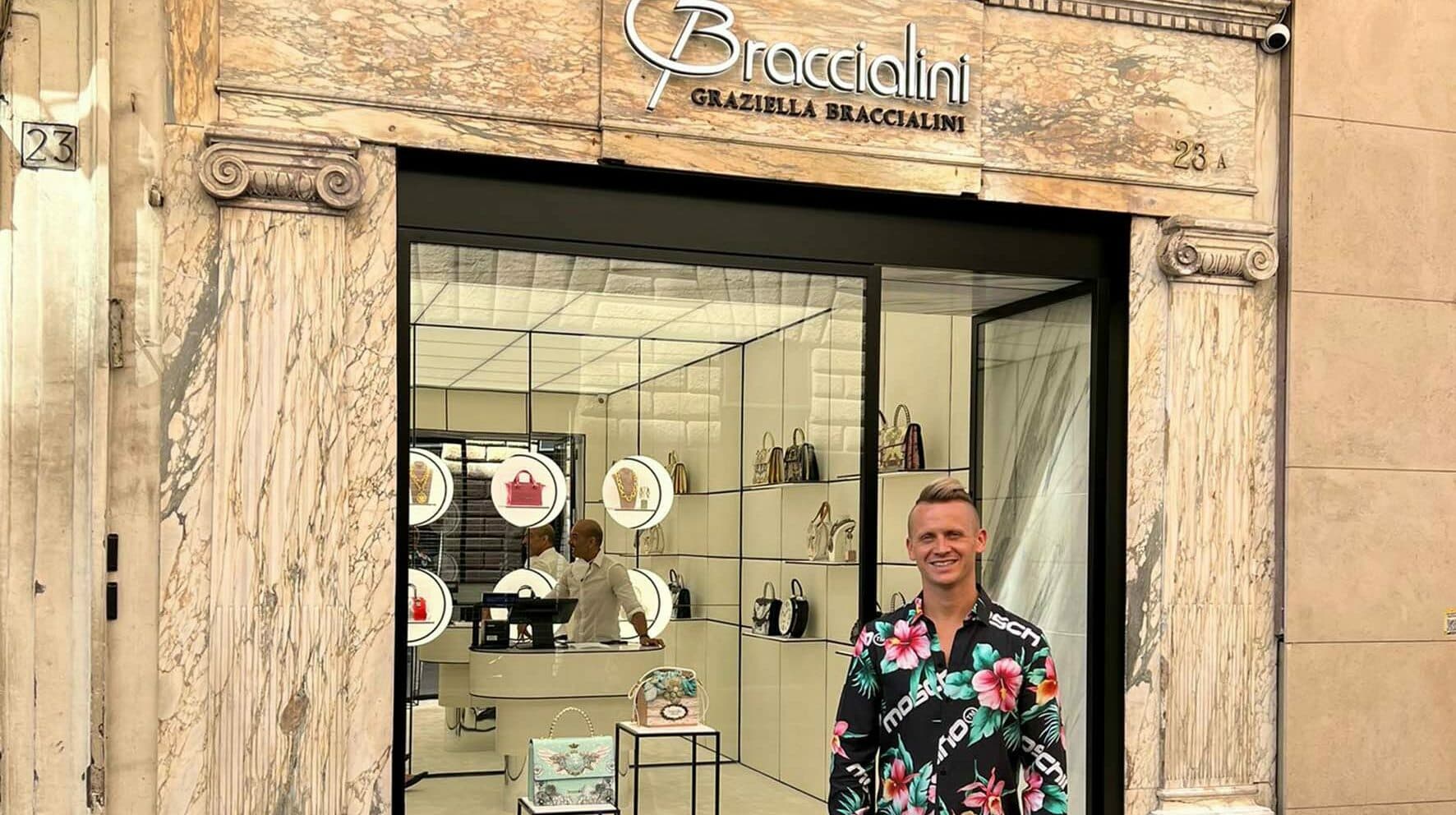Giacomo Gori di fronte al negozio Graziella Braccialini di Milano