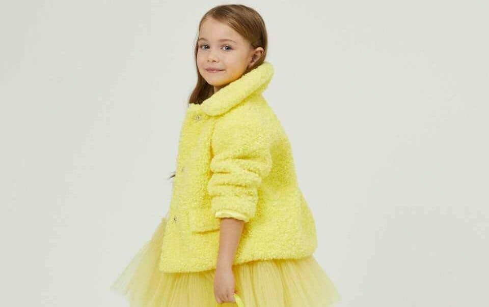 Un modello Monnalisa della collezione autunno-inverno 2023-2024