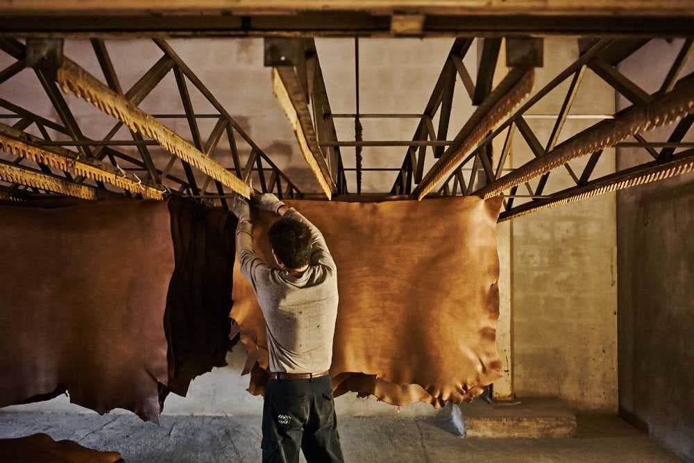 La concia al vegetale in una delle 20 aziende toscane aderenti al consorzio 'Vera pelle italiana conciata al vegetale'