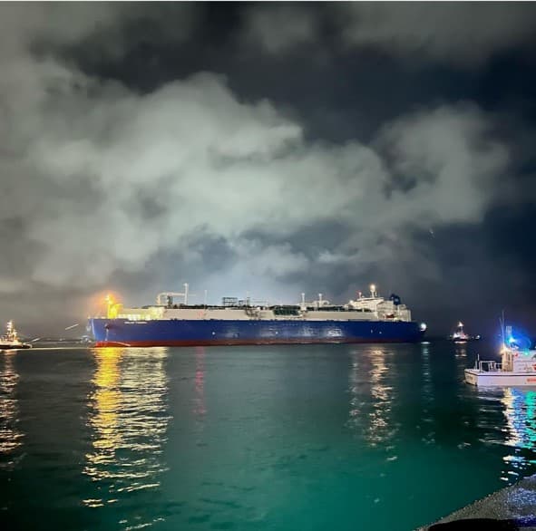 La Golar Tundra entra nel porto di Piombino