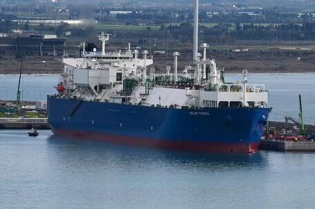 La nave rigassificatrice Golar Tundra ormeggiata a Piombino