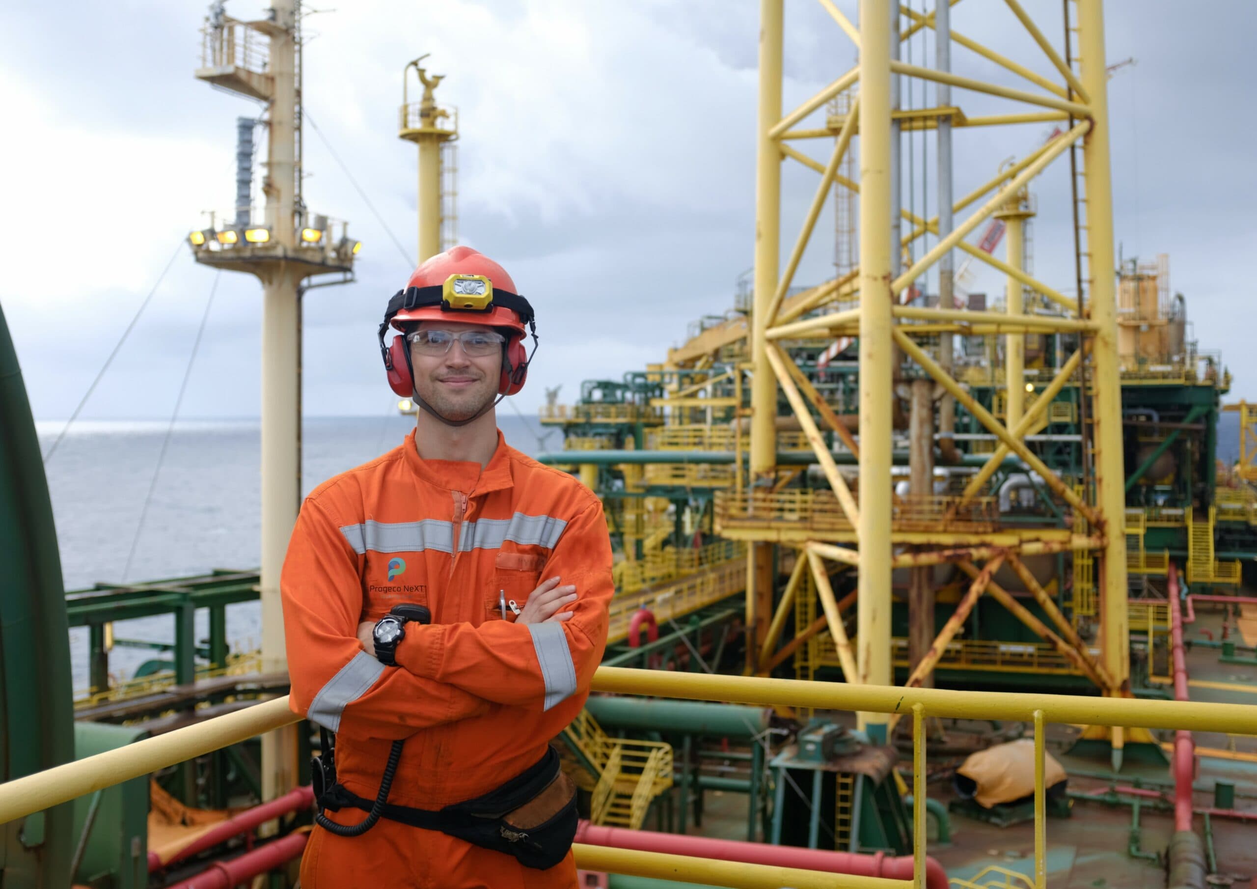 Un tecnico di Progeco Next al lavoro su una FPSO, unità galleggiante di produzione, stoccaggio e scarico di petrolio o gasdi