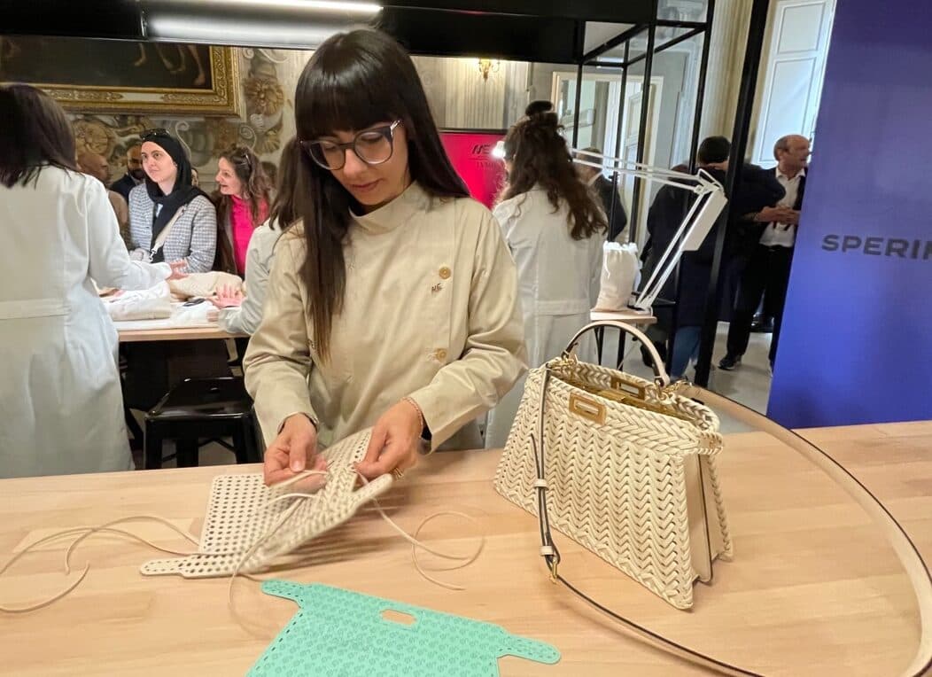 La lavorazione della borsa in pelle intrecciata Peekaboo di Fendi