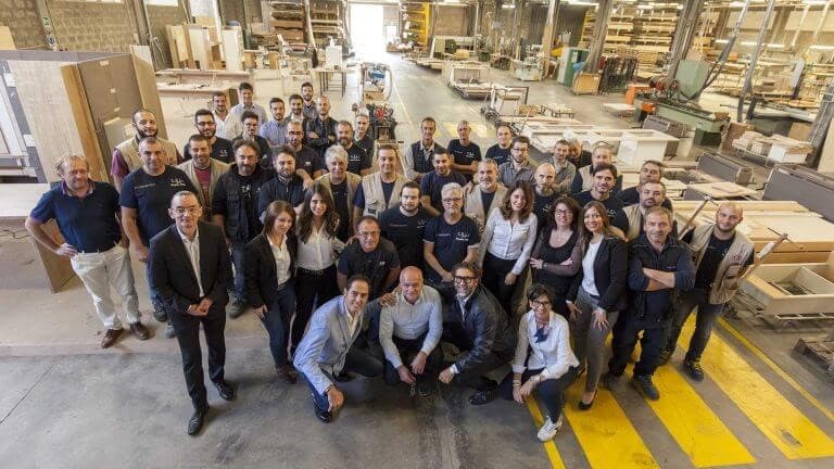 I lavoratori della falegnameria Celi festeggiano i 97 anni dell'azienda (dal sito Internet The Italian Sea Group)