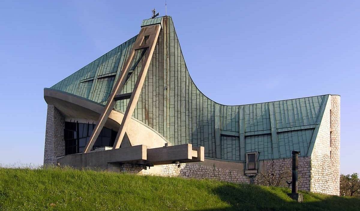 La chiesa sull'autostrada A1, vicino a Firenze, progettata da Michelucci