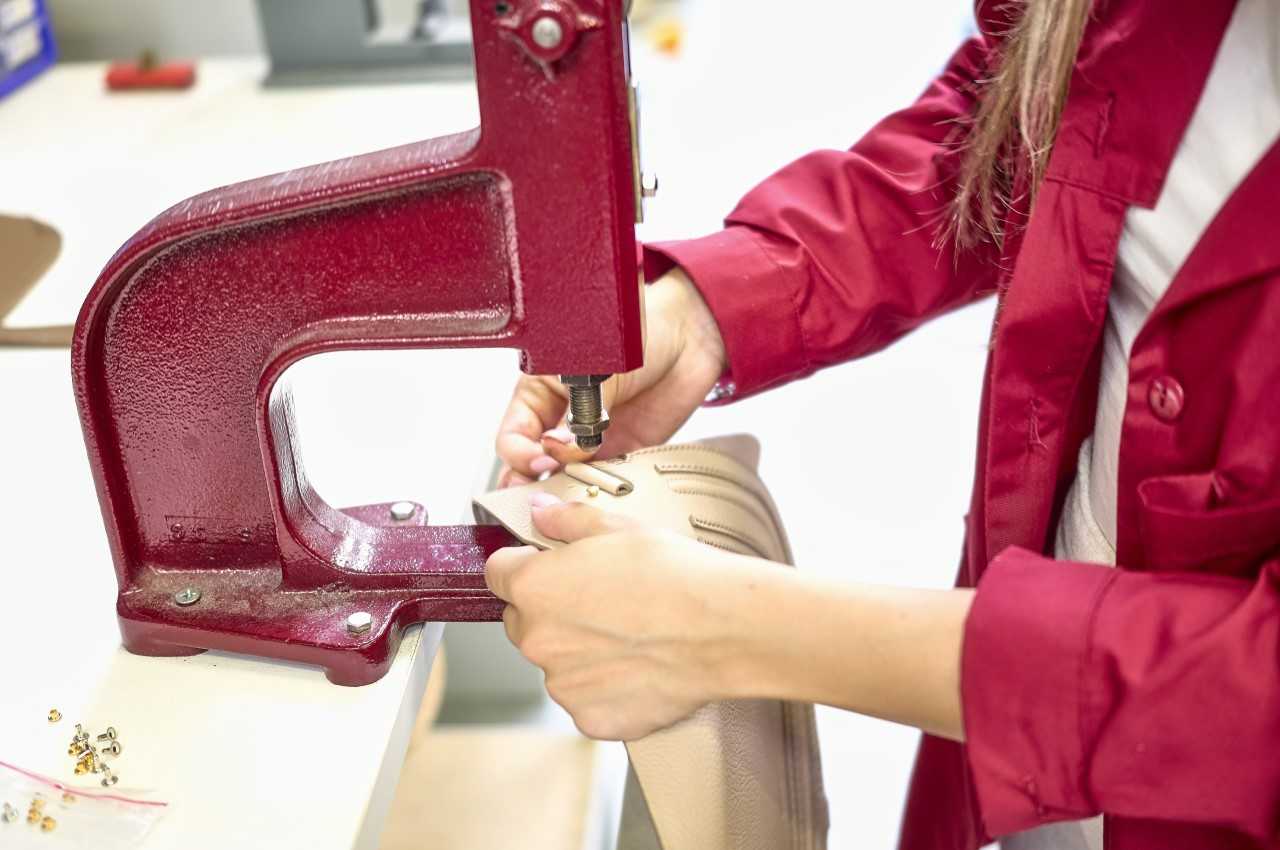 Una lavorazione in una pelletteria