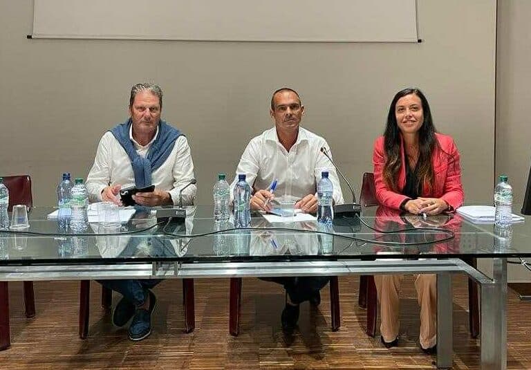 Il presidente di Ance Toscana Costa, Werther Cacciatori (al centro), con i vicepresidenti Roberto Biancolini e Chiara Frangerini