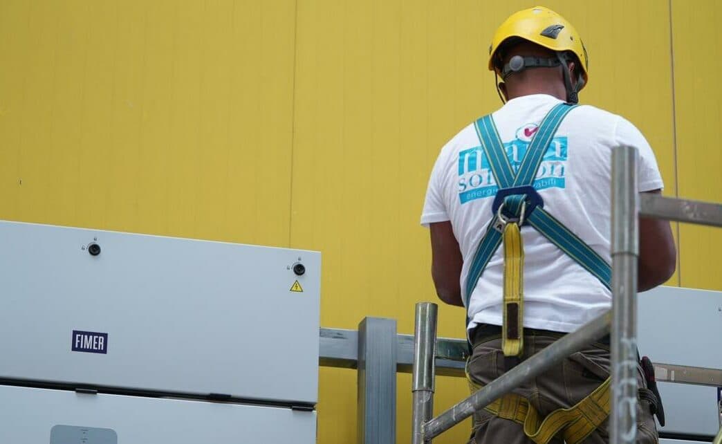 Un operaio Fimer al lavoro per installare inverter fotovoltaici