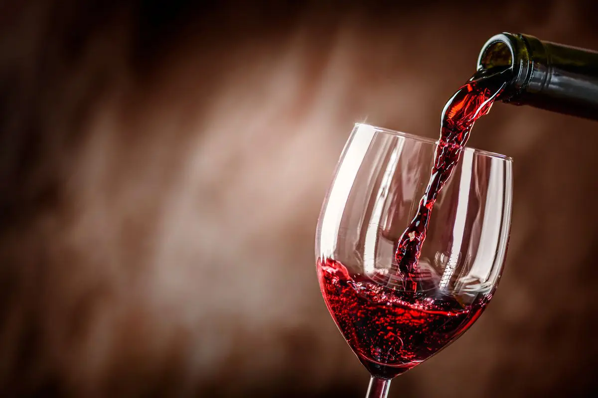 Un bicchiere di vino rosso