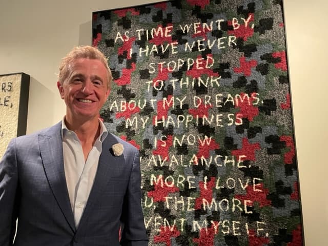 Il ceo del gruppo alberghiero Lungarno Collection, Valeriano Antonioli, di fronte a una delle opere esposte al Gallery Hotel Art