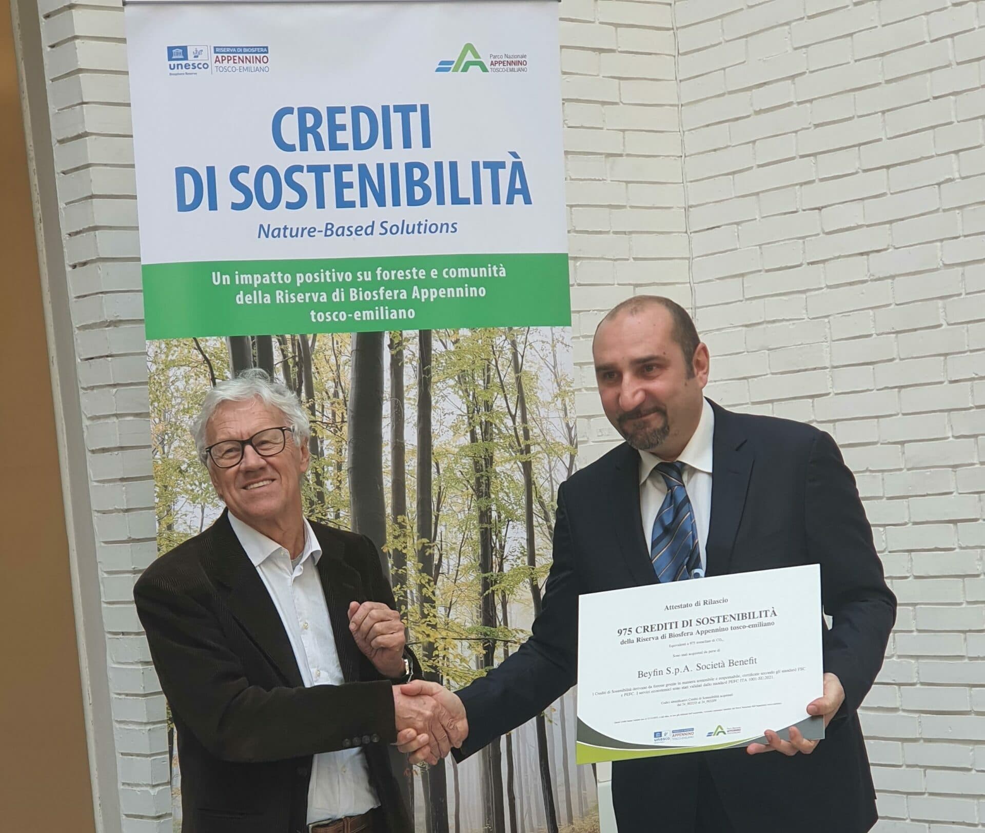 Andrea Praticò Energy Manager di Gruppo Beyfin Spa ritira l'attestato dalle mani del presidente del Parco nazionale dell'Appennino Tosco-Emiliano Fausto Giovanelli.