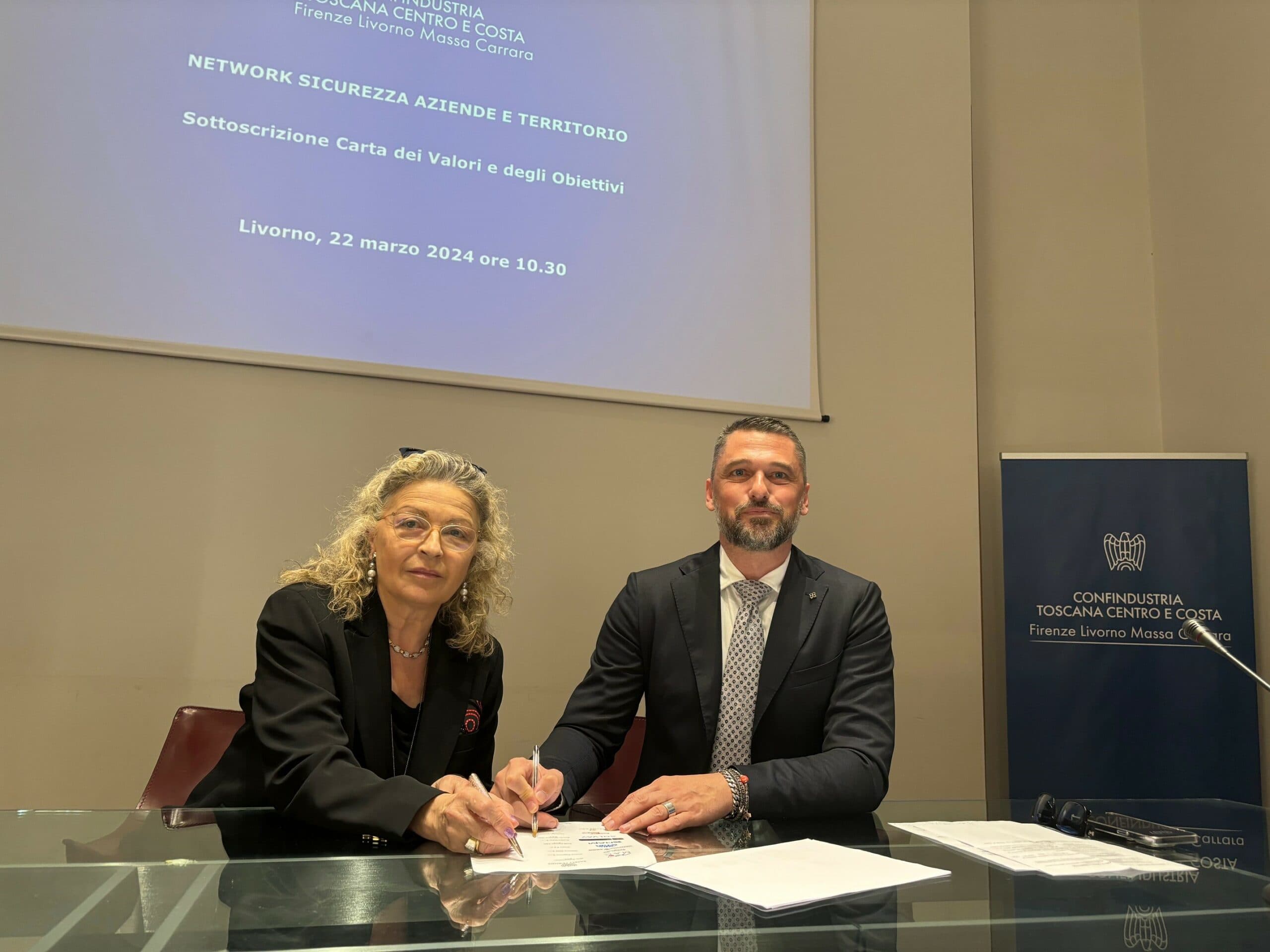 Firma dell'accordo tra Antonella Capaccioli e Nicolas Dugenetay