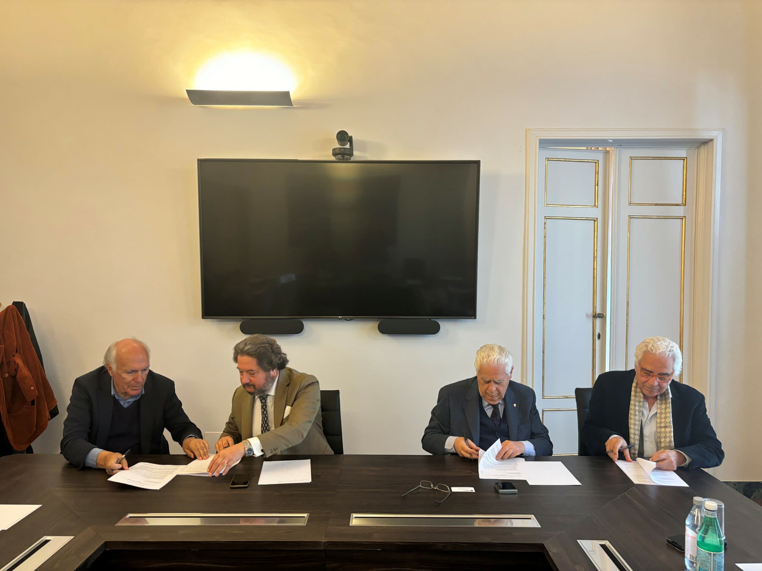 Giovanni Biondi, presidente di CFP don Facibeni; Francesco Colpizzi, presidente di Unione Provinciale Agricoltori di Firenze; Maurizio Bigazzi, presidente di Confindustria Toscana Centro e Costa; Vincenzo Lucchetti, presidente di Fondazione Solidarietà Caritas Firenze al omento della firma dell’accordo.
