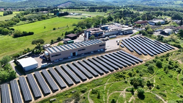Una veduta aerea dell’impianto fotovoltaico da 1.600 kw delle Fonderie Valdelsane di Monteriggioni (Siena)