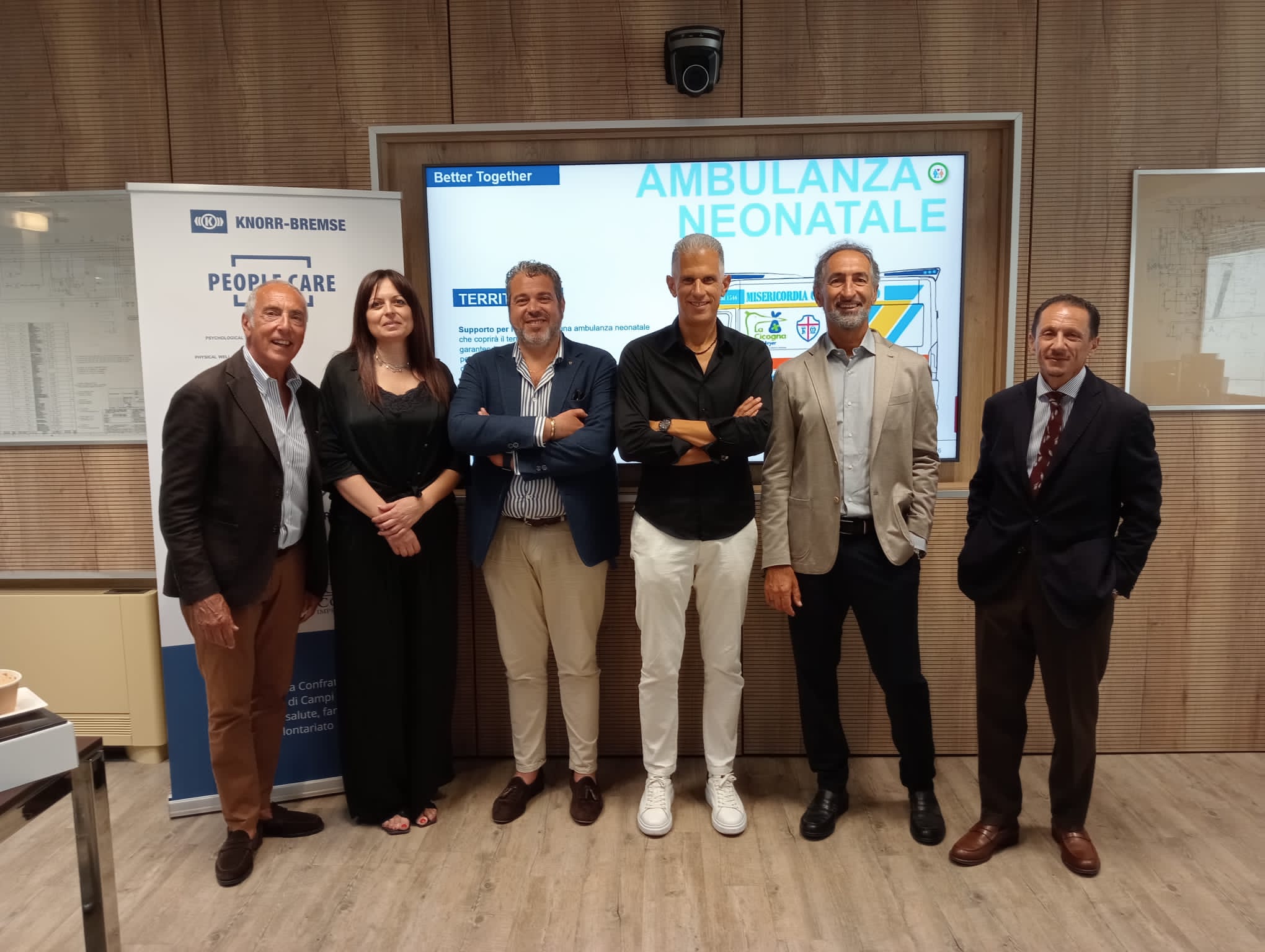 Foto di gruppo per il patto tra Krorr-Bremse e Misericordia di Campi Bisenzio (Fi)