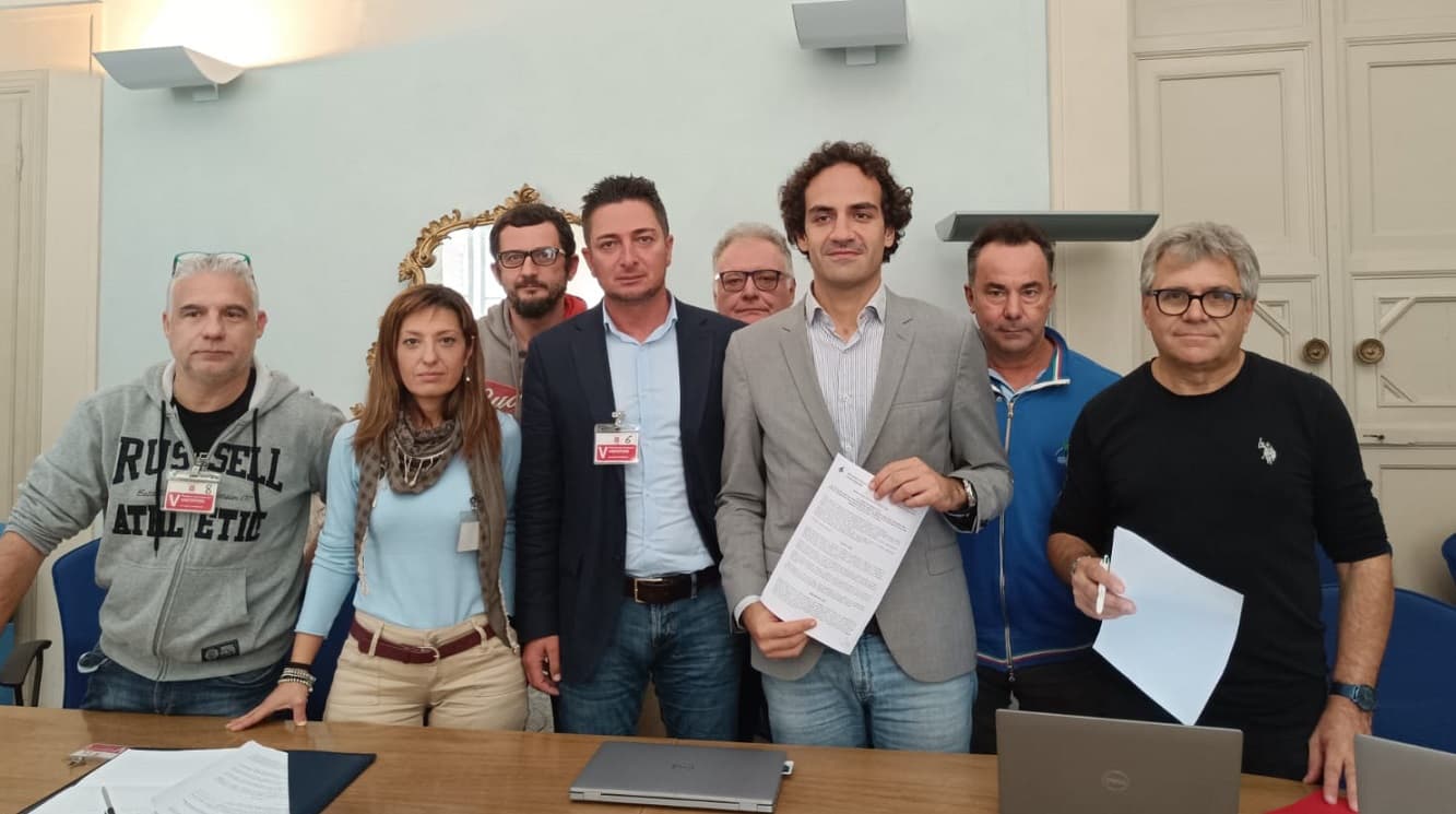 I firmatari dell'accordo in Regione Toscana per la Beko di Siena