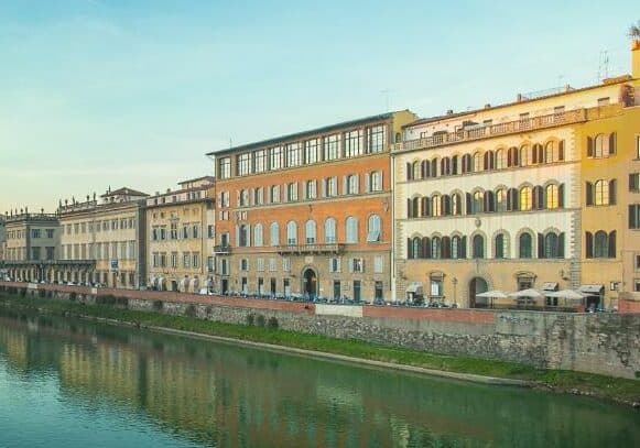 Il palazzo (color salmone) che ospita l'hotel Bretagna a Firenze