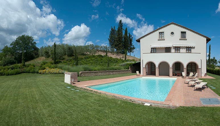 Una delle ville del complesso Fattorie Santo Pietro vicino a San Gimignano (Siena)