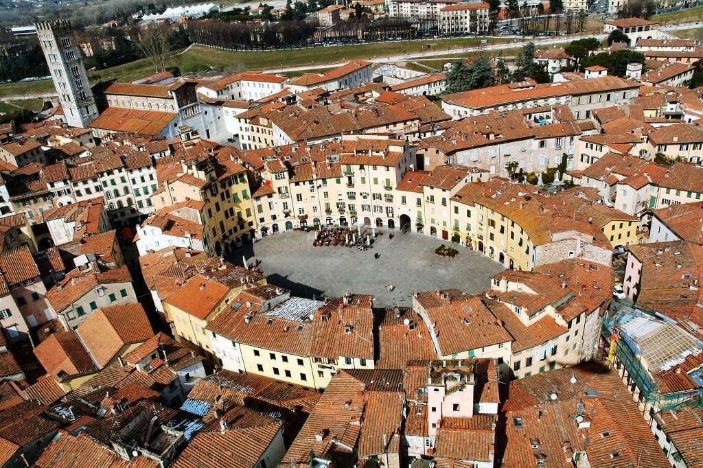 La piazza dell'Anfiteatro di Lucca