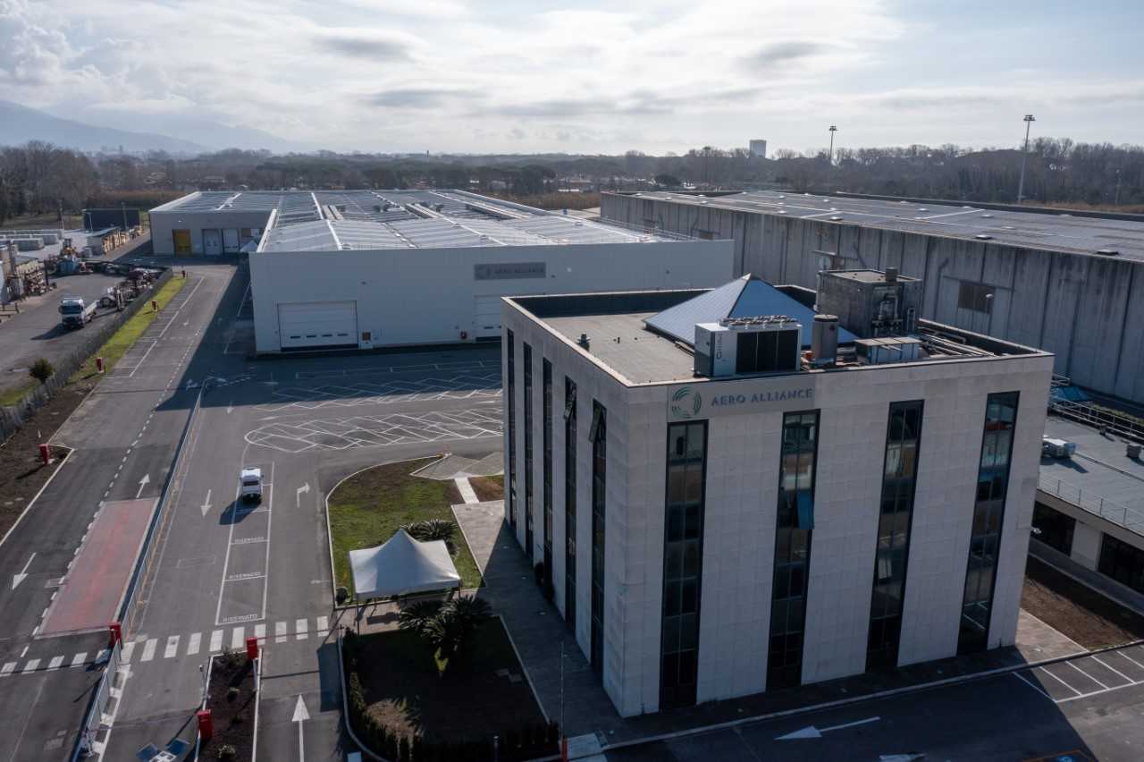 Lo stabilimento Aero Alliance ad Avenza (Carrara)