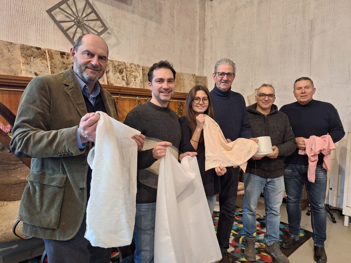I partecipanti al progetto di Trafi e di Next Technology mostrano i tessuti sperimentali.