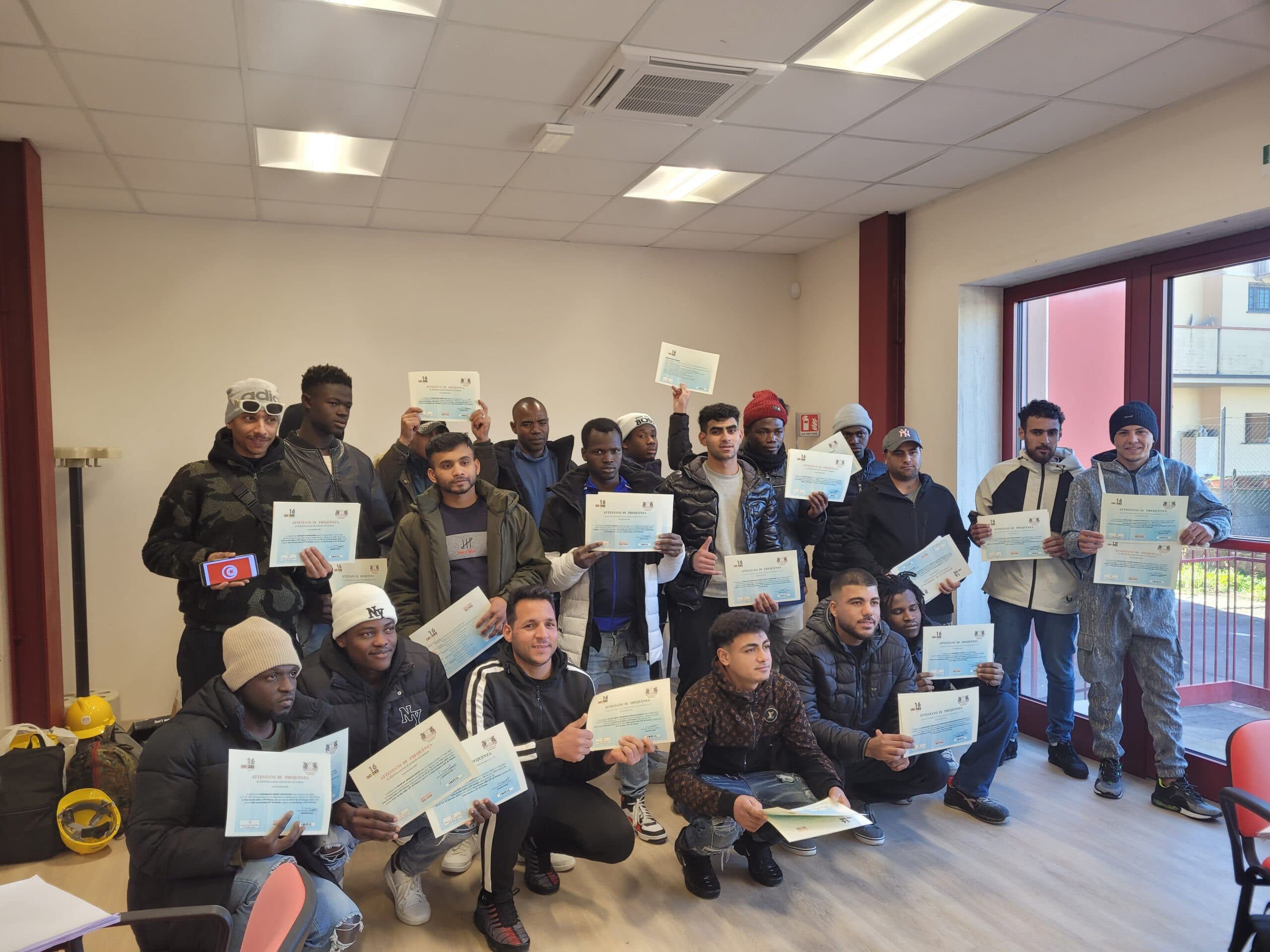 Gli studenti del corso in edilizia per migranti organizzato dalla Scuola Edile di Pistoia.