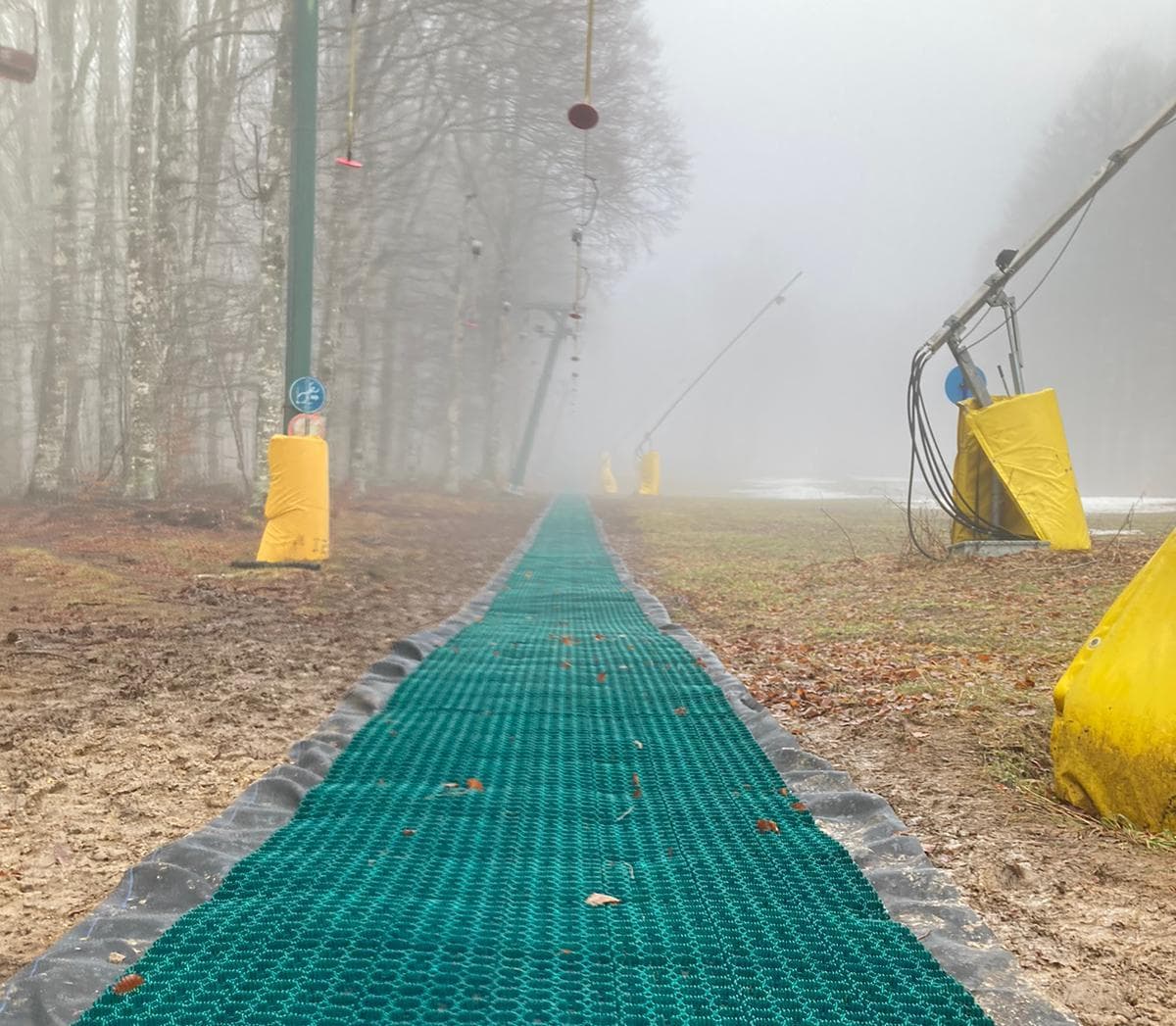 Tappeti di neveplast (pista sintetica) posizionati sulla sciovia.