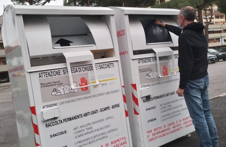 I contenitori per la raccolta dei rifiuti tessili installati dall'azienda Sei Toscana