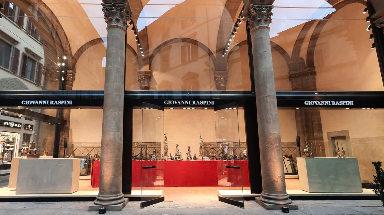 Il negozio Giovanni Raspini sotto la Loggia Rucellai a Firenze